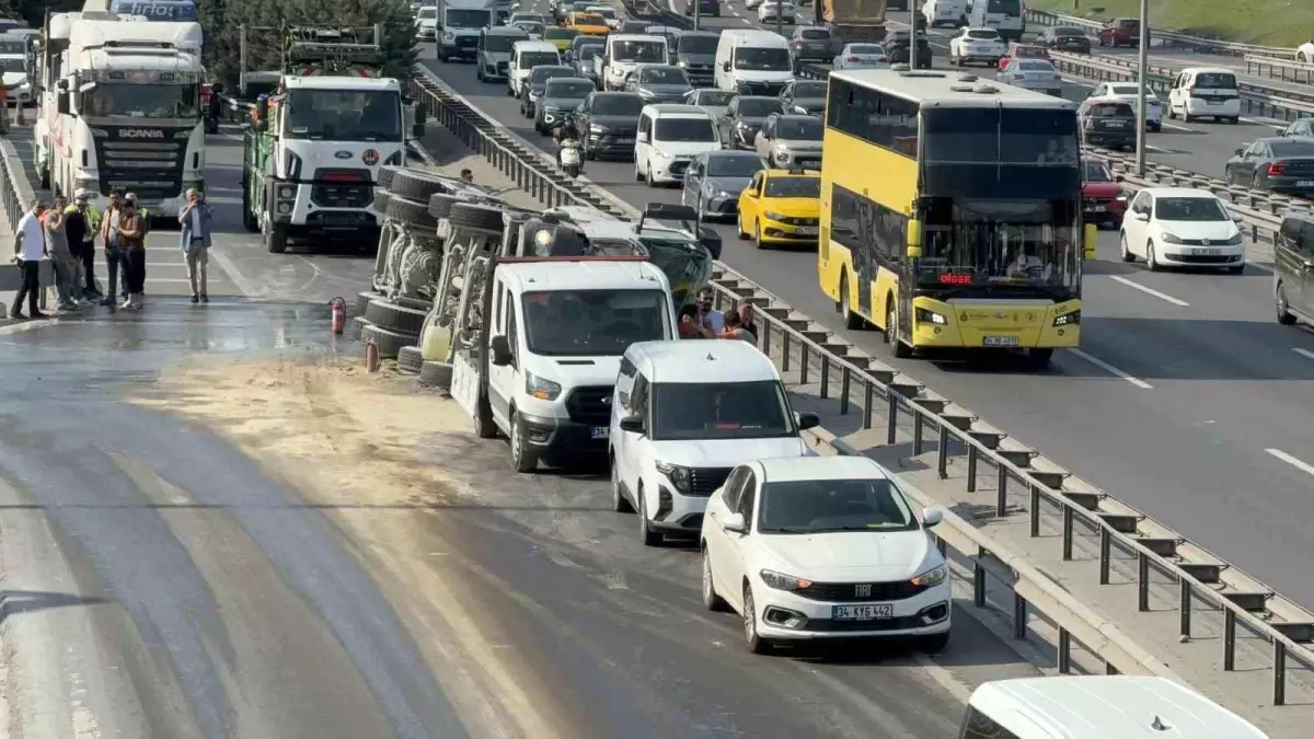 Beton Mikseri Devrildi, Yan Yol Trafiğe Kapandı