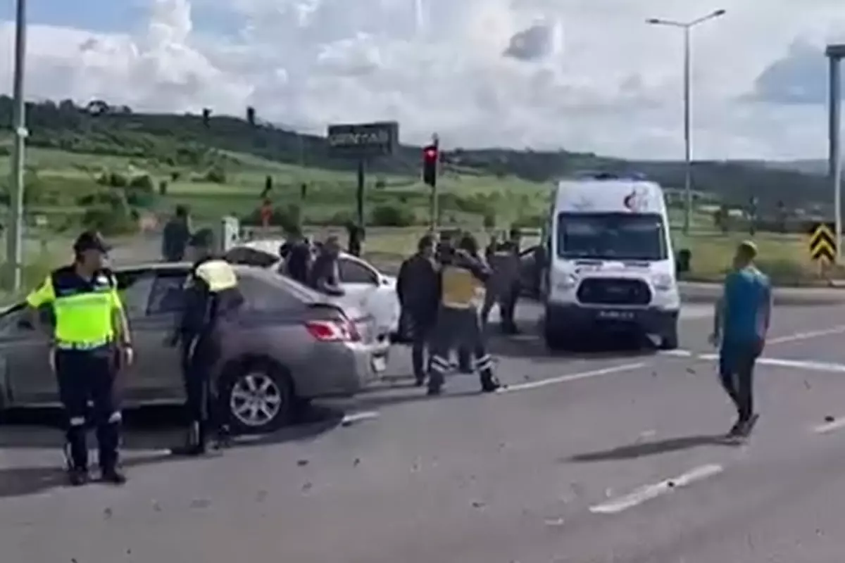 Başsavcıyı taşıyan ambulans kazaya karıştı: 1'i ağır, 8 yaralı