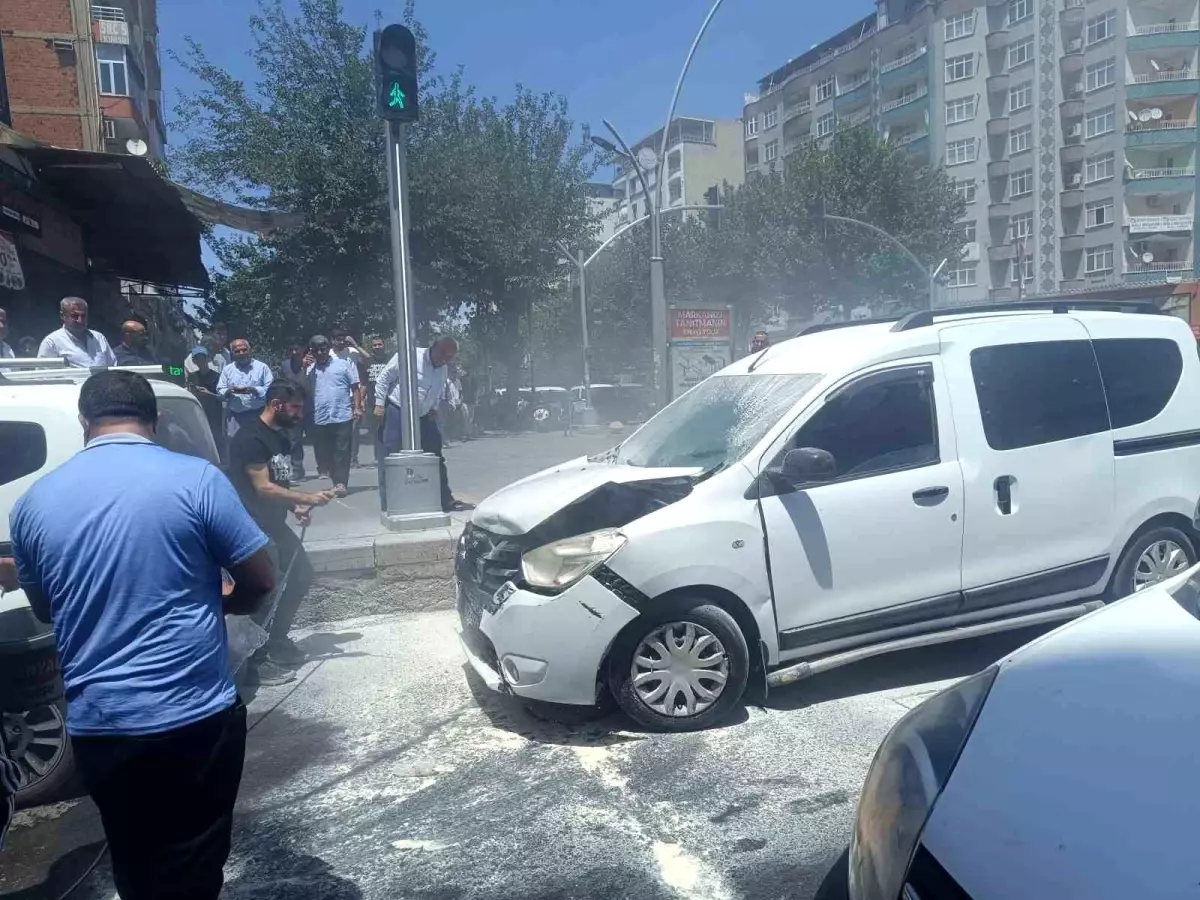 Batman'da Trafik Kazası Sonrası Araç Alev Aldı