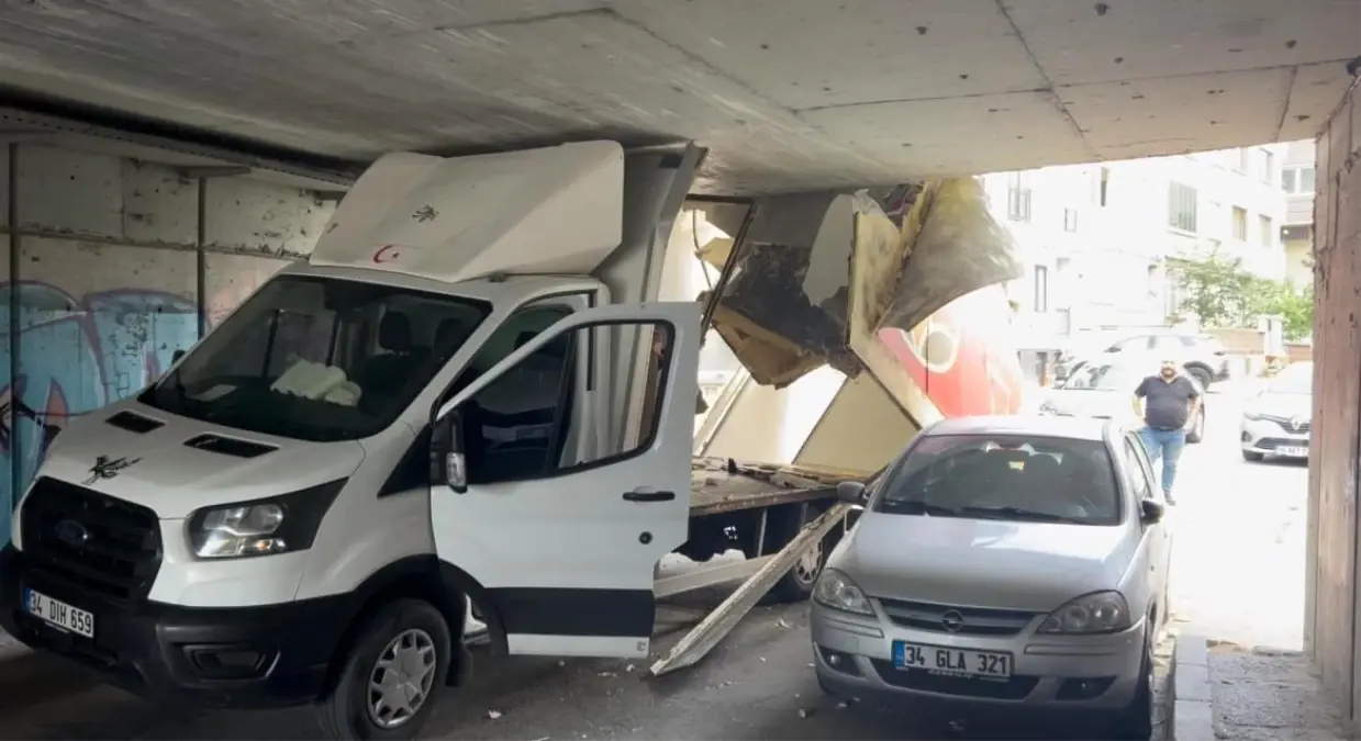 Bayrampaşa'da Kamyonet Alt Geçide Sıkıştı