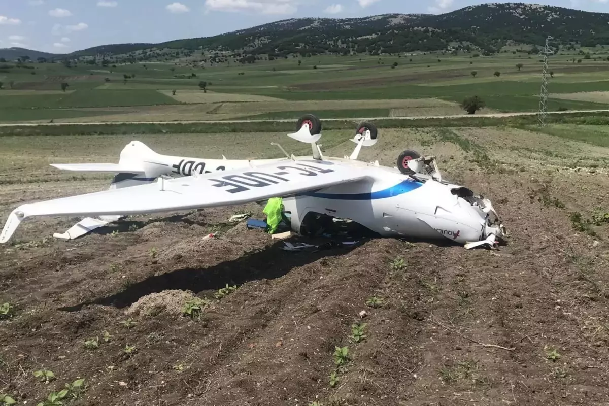 Eğitim uçağı zorunlu iniş yaptığı sırada ters döndü