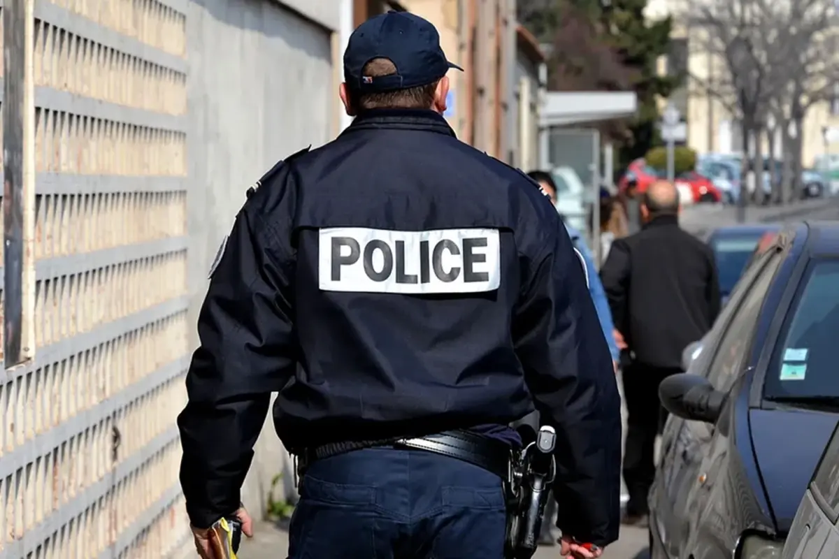 Fransa'da bir kişi camide Kur'an-ı Kerim yaktıktan sonra kaçtı