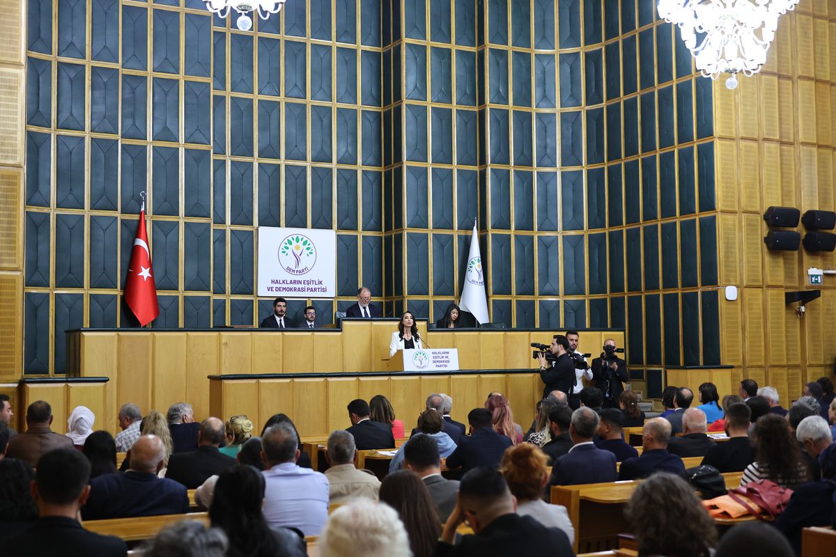 Tülay Hatimoğulları: Anayasa Süreci için Operasyonlardan Vazgeçilmelidir