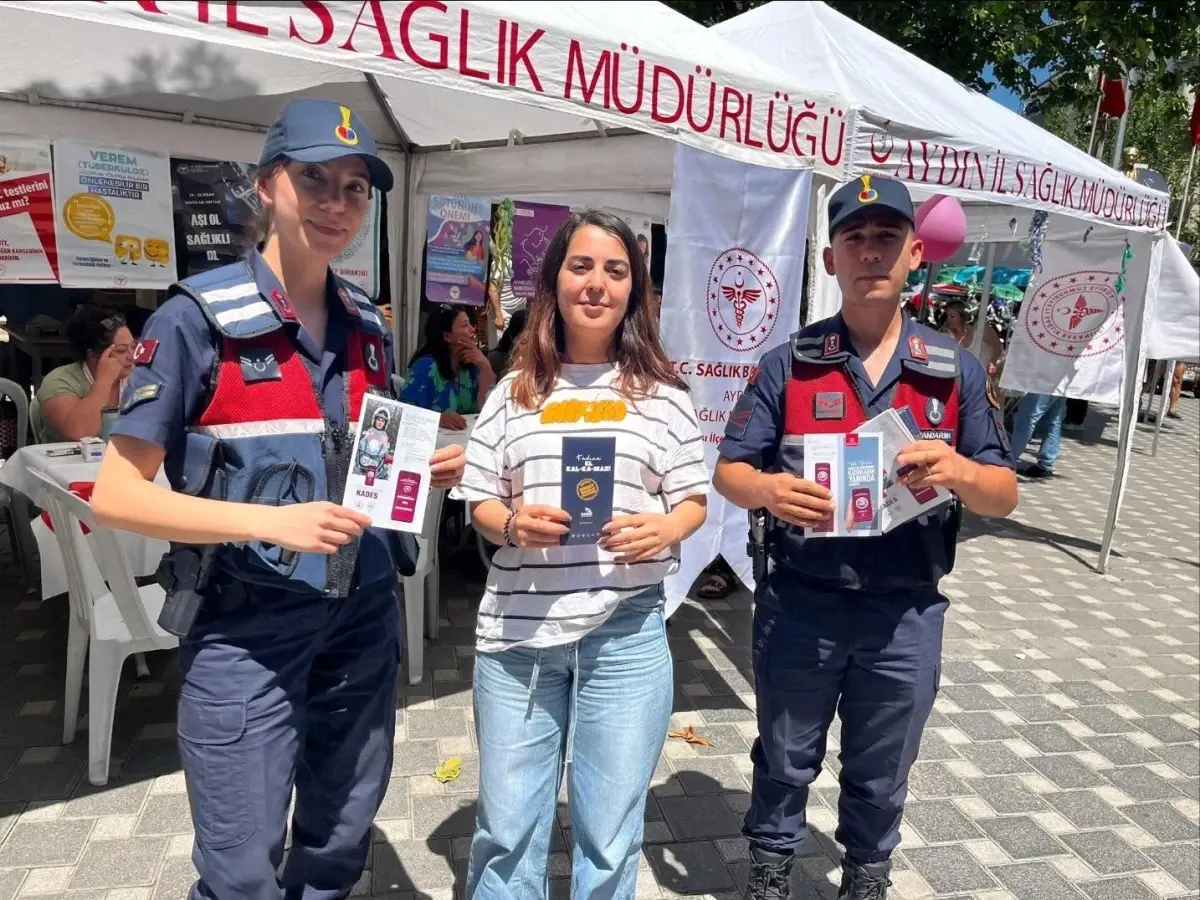 Jandarma Kuşadası'nda Kadın Ziyaretçilere KADES Uygulamasını Tanıttı