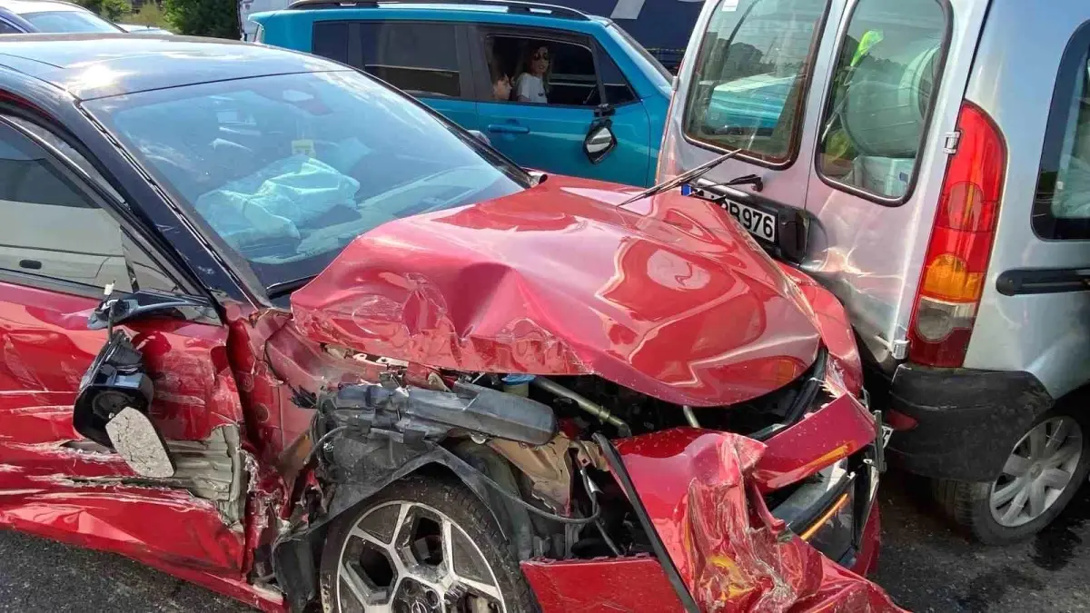 Kocaeli TEM Otoyolu'nda Zincirleme Trafik Kazası: Ölü Ya Da Yaralı Yok