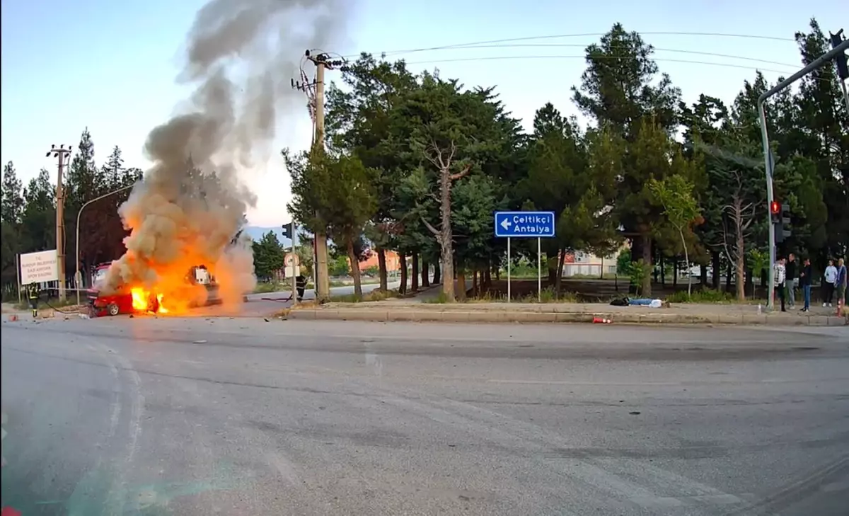 Burdur'da Alkol Ekmek Batan Araç Alev Alev Yandı