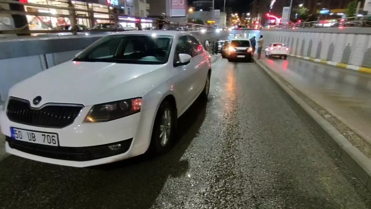Erzurum'da Zincirleme Trafik Kazası: 5 Araç Karıştı, 1 Yaralı