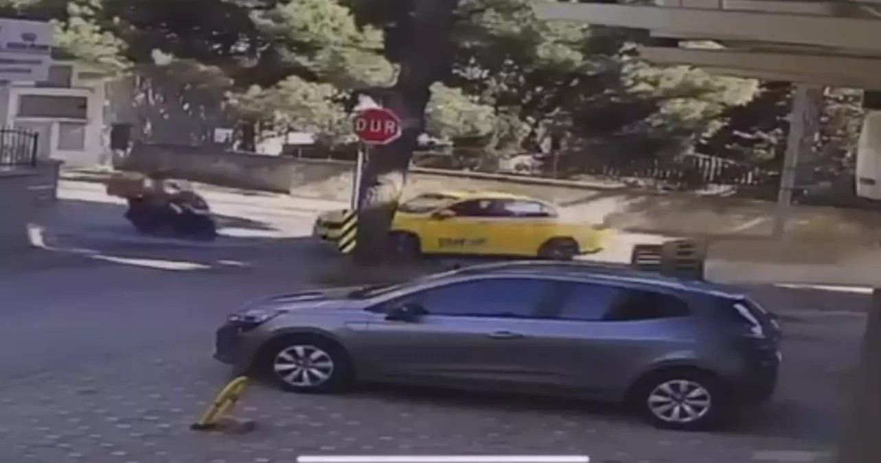 Maltepe'de Motosiklet Taksiye Çarptı: Yaralı