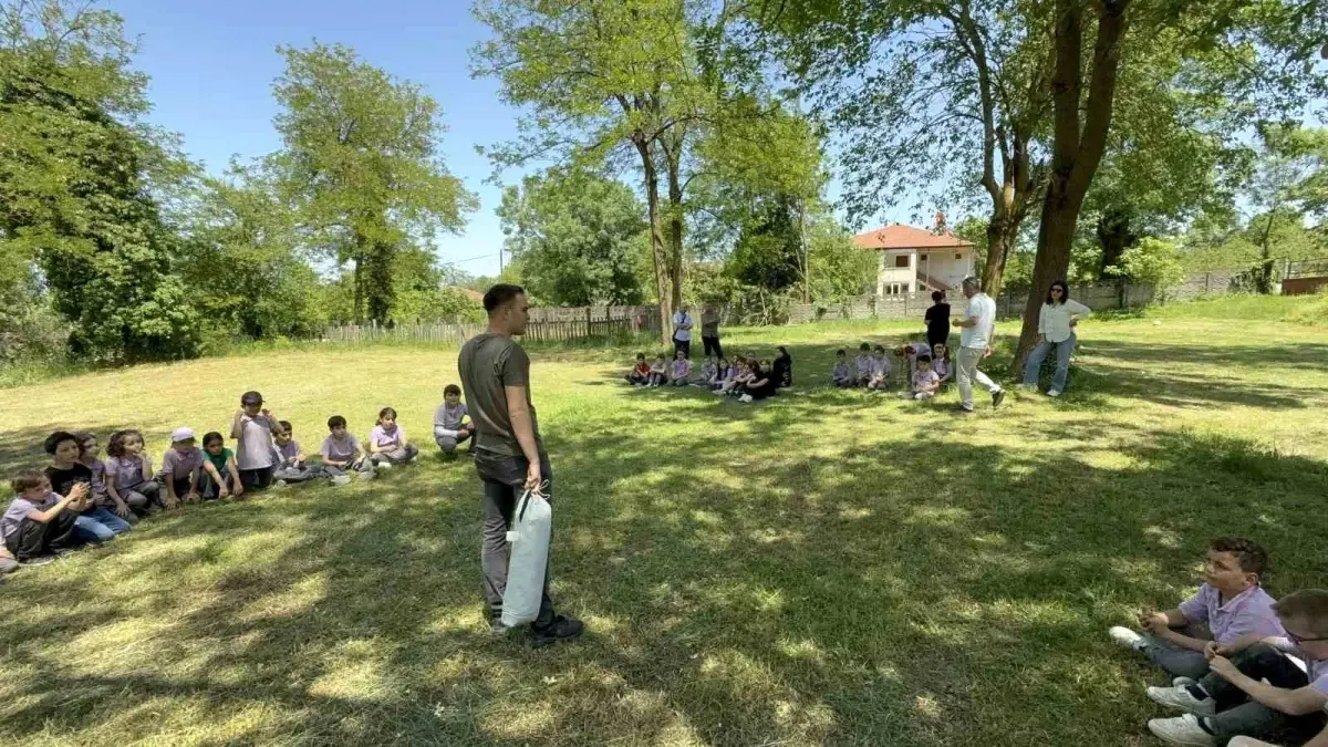 Üniversiteliler Düzce'de İlkokul Öğrencilerine Kamp Eğitimi Verdi