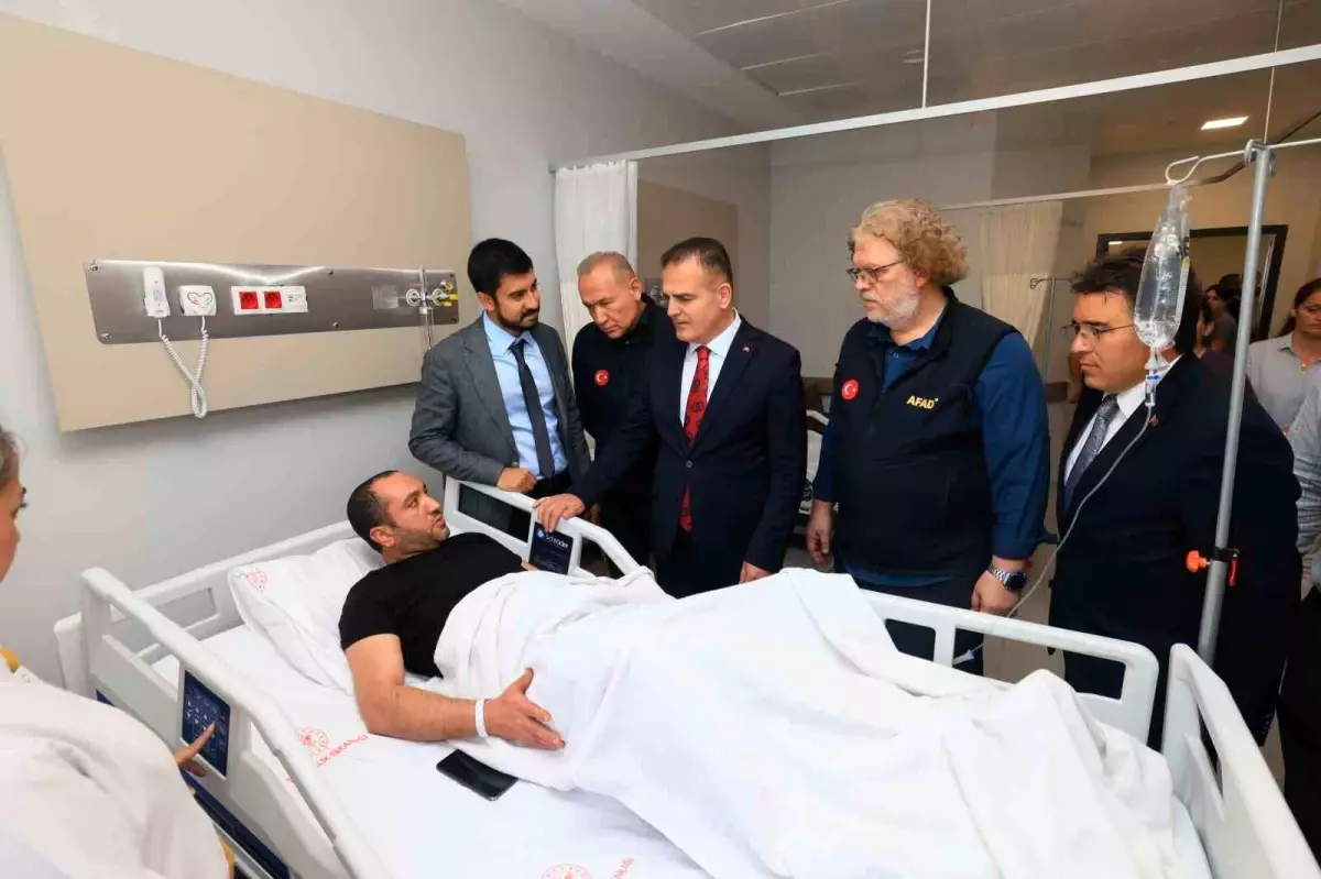Muğla Valisi Depremzedeleri Ziyaret Etti