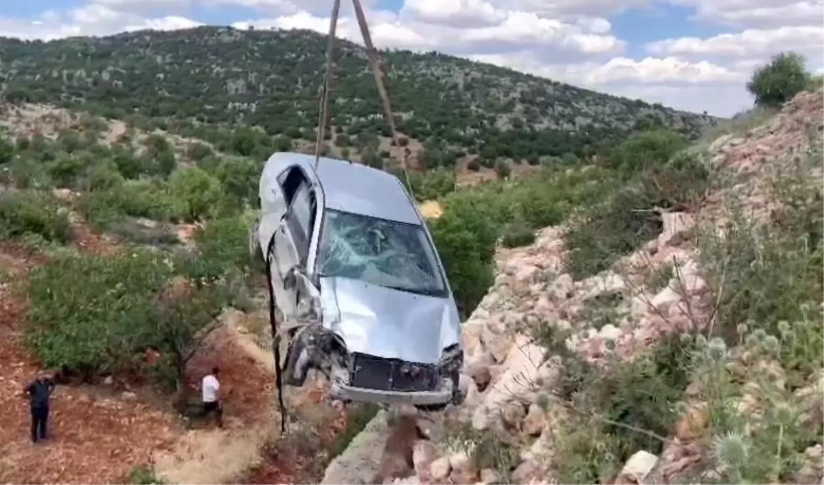 Besni'de Otomobil Şarampole Yuvarlandı: 1 Yaralı