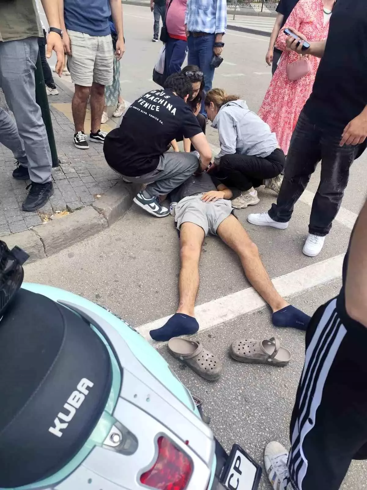 Bursa'da Direksiyon Hakimiyetini Kaybeden Sürücü, İki Motosiklete Çarptı