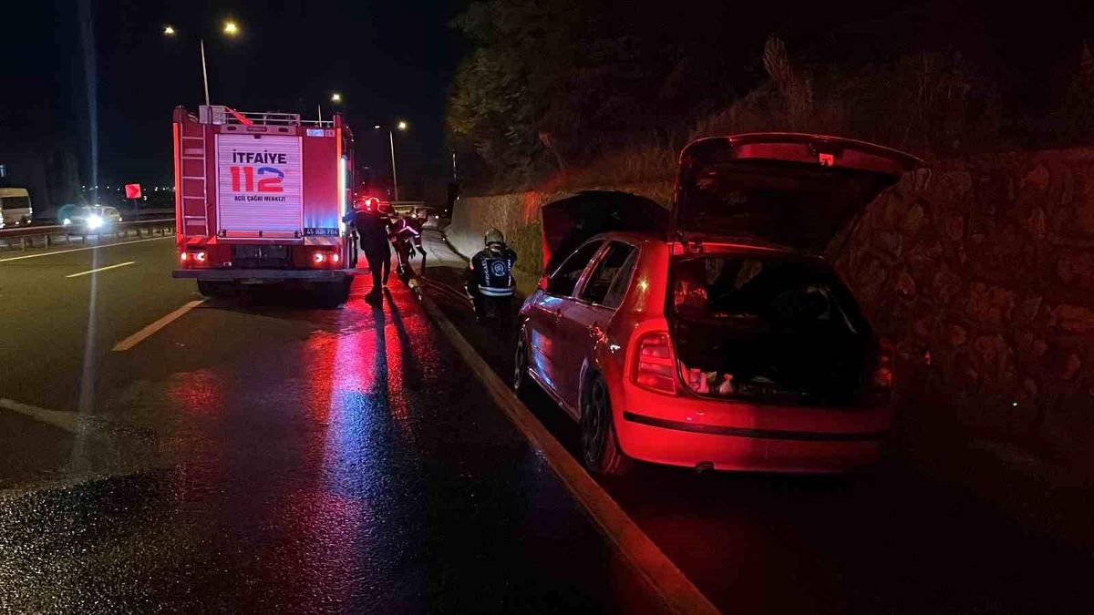 Kocaeli'de Seyir Halindeki Otomobil Alev Aldı