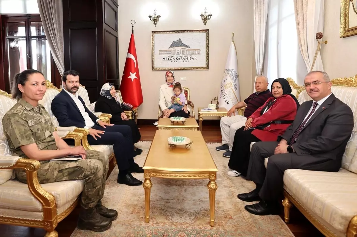 Vali Yiğitbaşı, Şehit Önder Özen'in ailesini makamında ağırladı