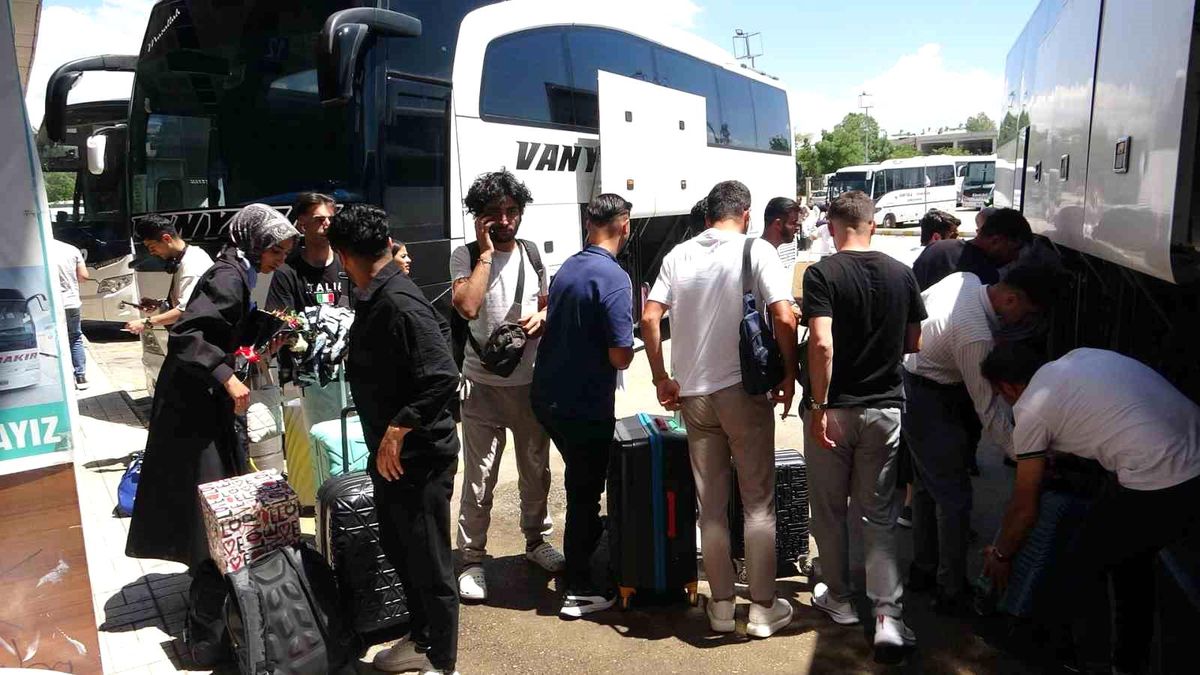 Kurban Bayramı İçin Van Otogarında Yoğunluk Yaşanıyor
