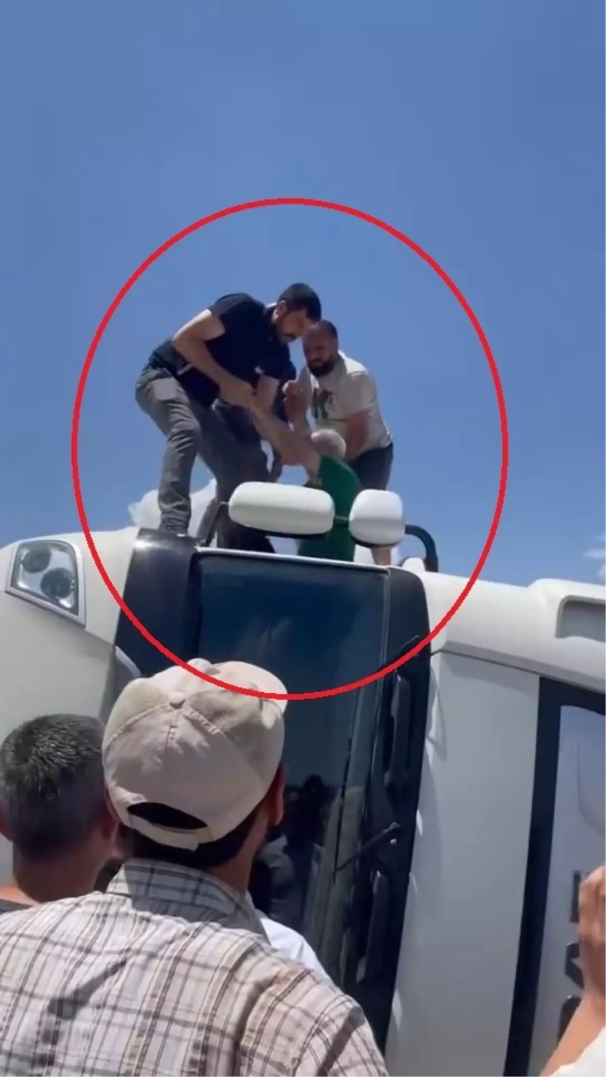 Diyarbakır’da TIR Devrildi, Sürücü Komşular Tarafından Kurtarıldı