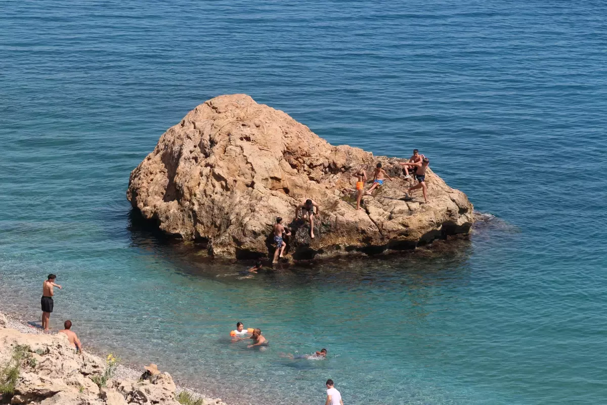 Antalya'da Kavurucu Sıcaklar, Konyaaltı Sahili'nde Yoğunluk Yarattı