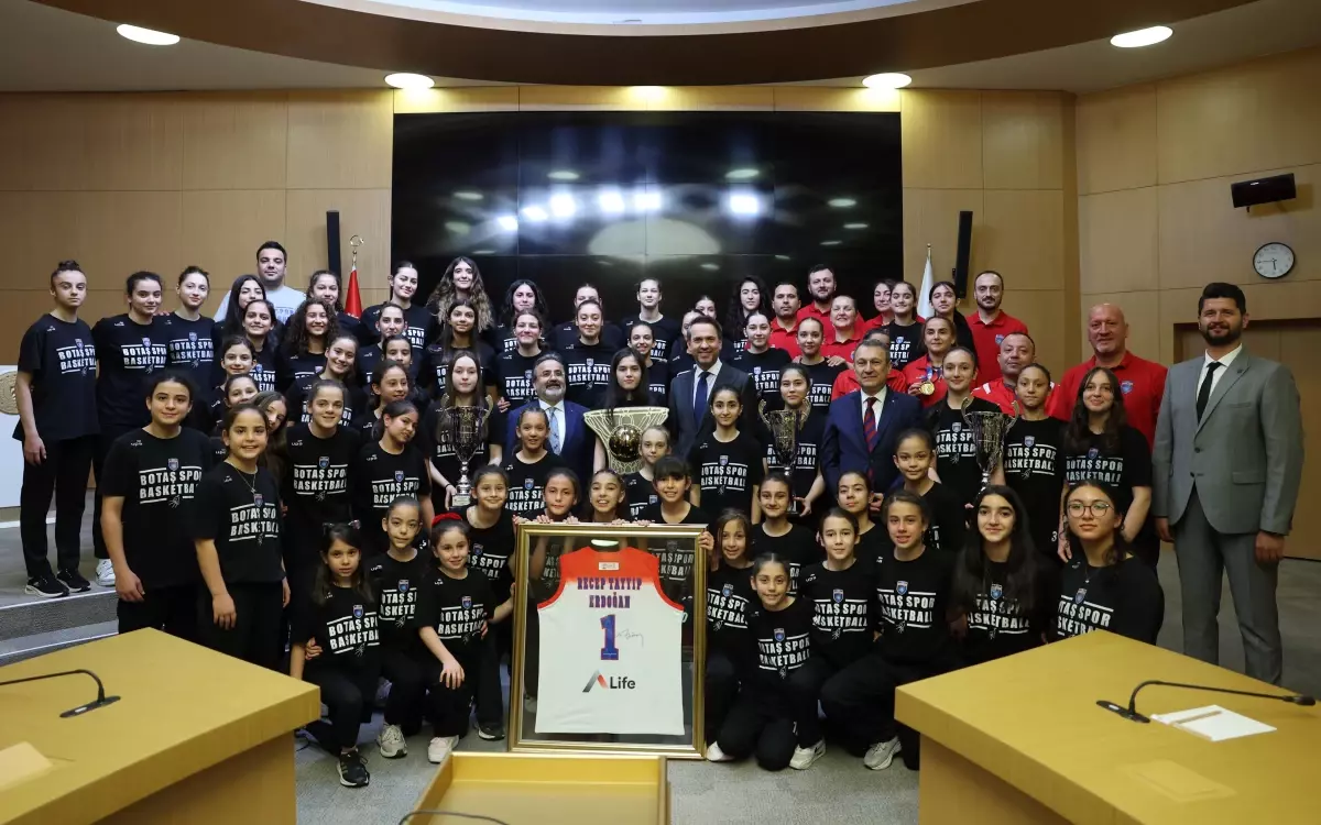 BOTAŞ Spor Kulübü Şampiyonlarıyla Enerji ve Tabii Kaynaklar Bakanı Bayraktar Buluştu