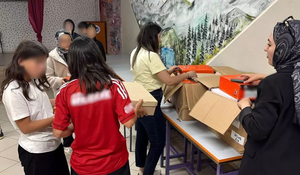 Bayburt'ta Eğitime Destek: Öğrencilere Giyim ve Ayakkabı Yardımı