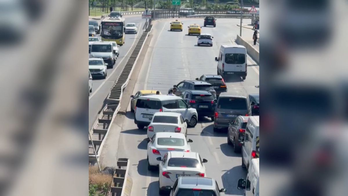 Beykoz'da Fenalaşan Sürücü Aracında Mahsur Kaldı