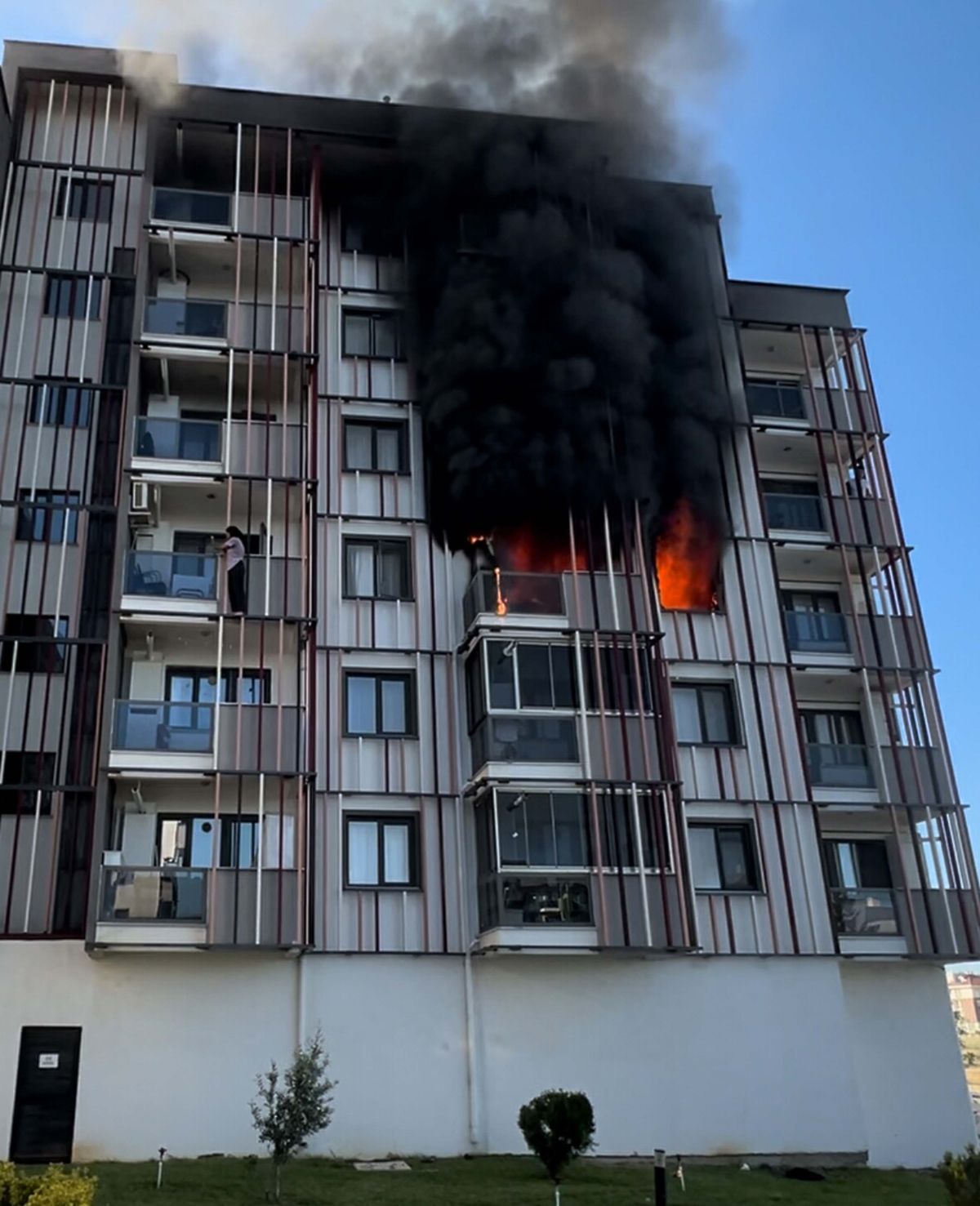 Çanakkale'de Apartman Yangını: 10 Kişi Dumandan Etkilendi