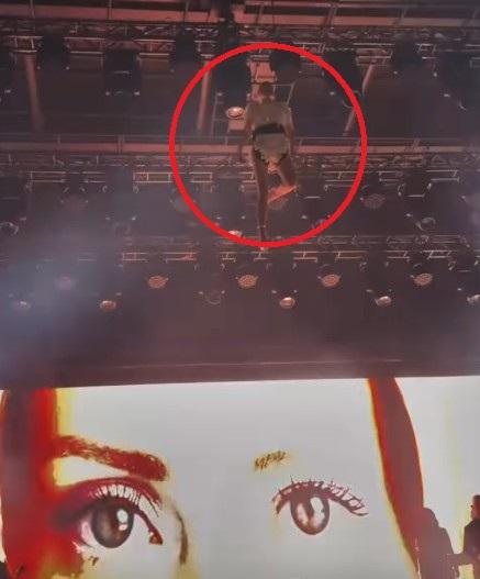 Derya Uluğ flew onto the stage, surprising everyone with her 9-kilogram dress