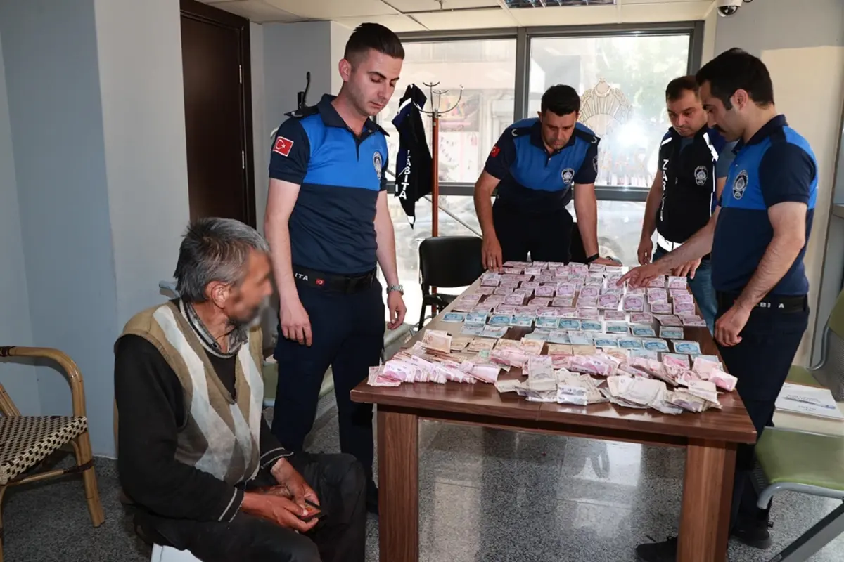 Dilencinin üzerinden çıkan parayı 4 zabıta sayabildi