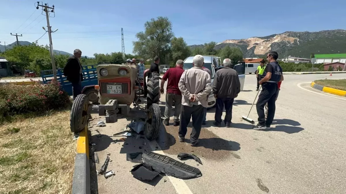 Isparta'da Otomobil ile Traktör Çarpıştı: 3 Yaralı