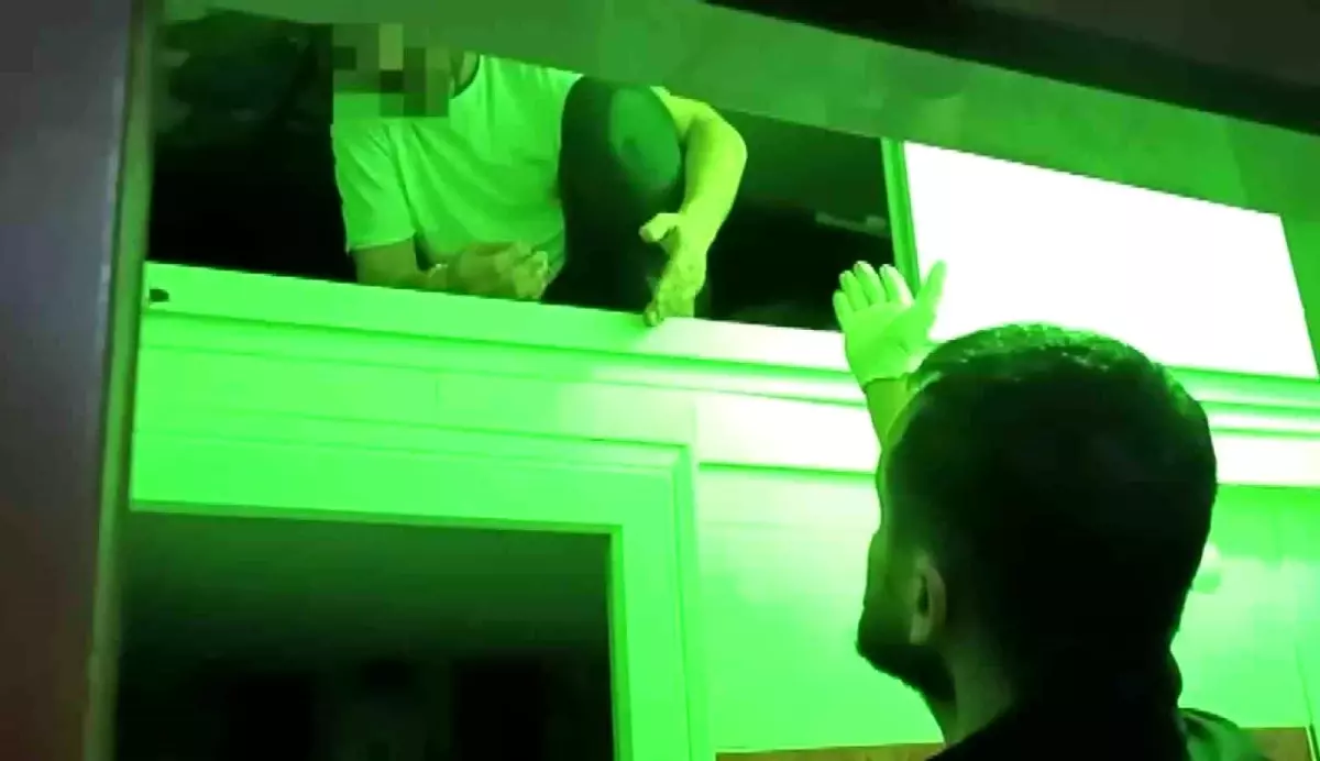 Adana'da Uyuşturucu Ticareti Suçundan 10 Hükümlü Yakalandı