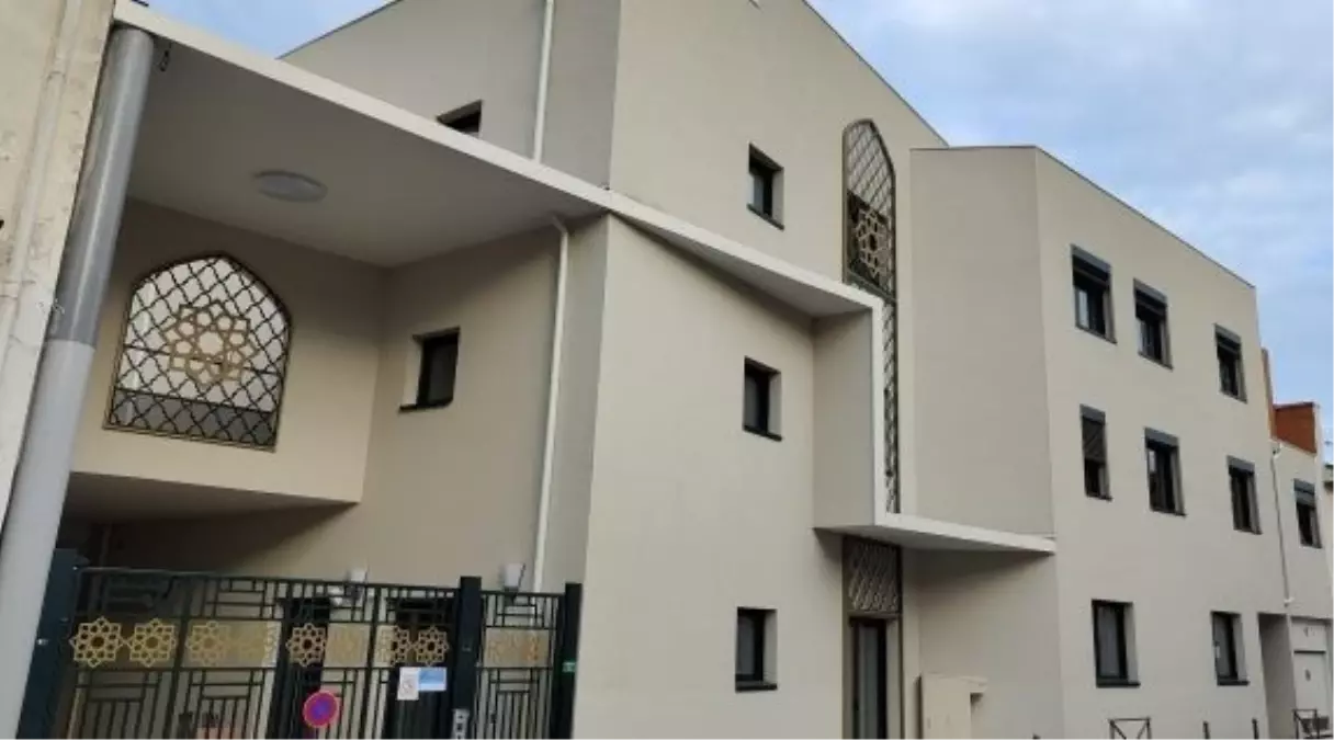 Fransa'da Camiye Girip Kur'an Yakan Şüpheli Yakalandı
