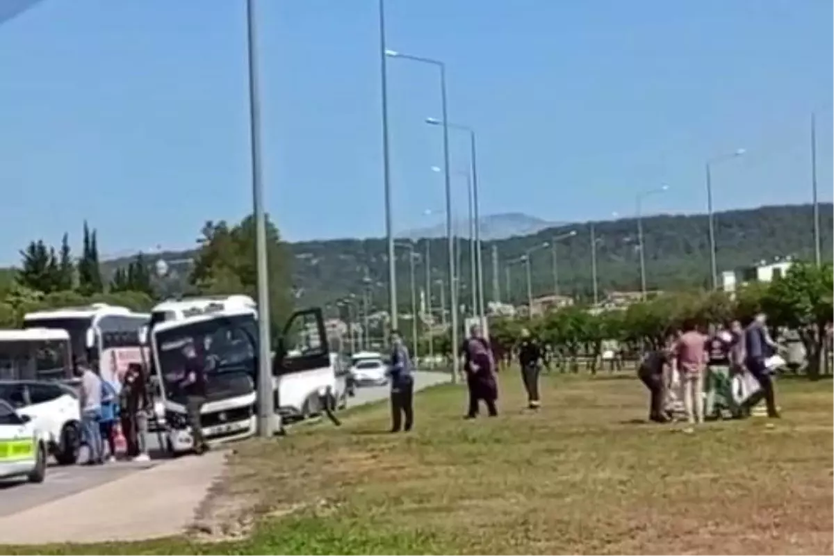 Antalya'da Freni Patlayan Minibüs Kaza Yaptı: 4 Yaralı