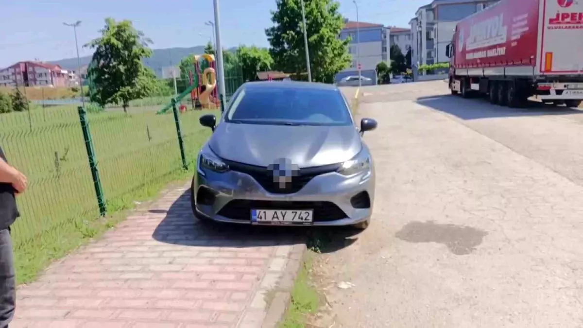 Kocaeli'de Trafik Kazası: İki Sürücü Yaralandı
