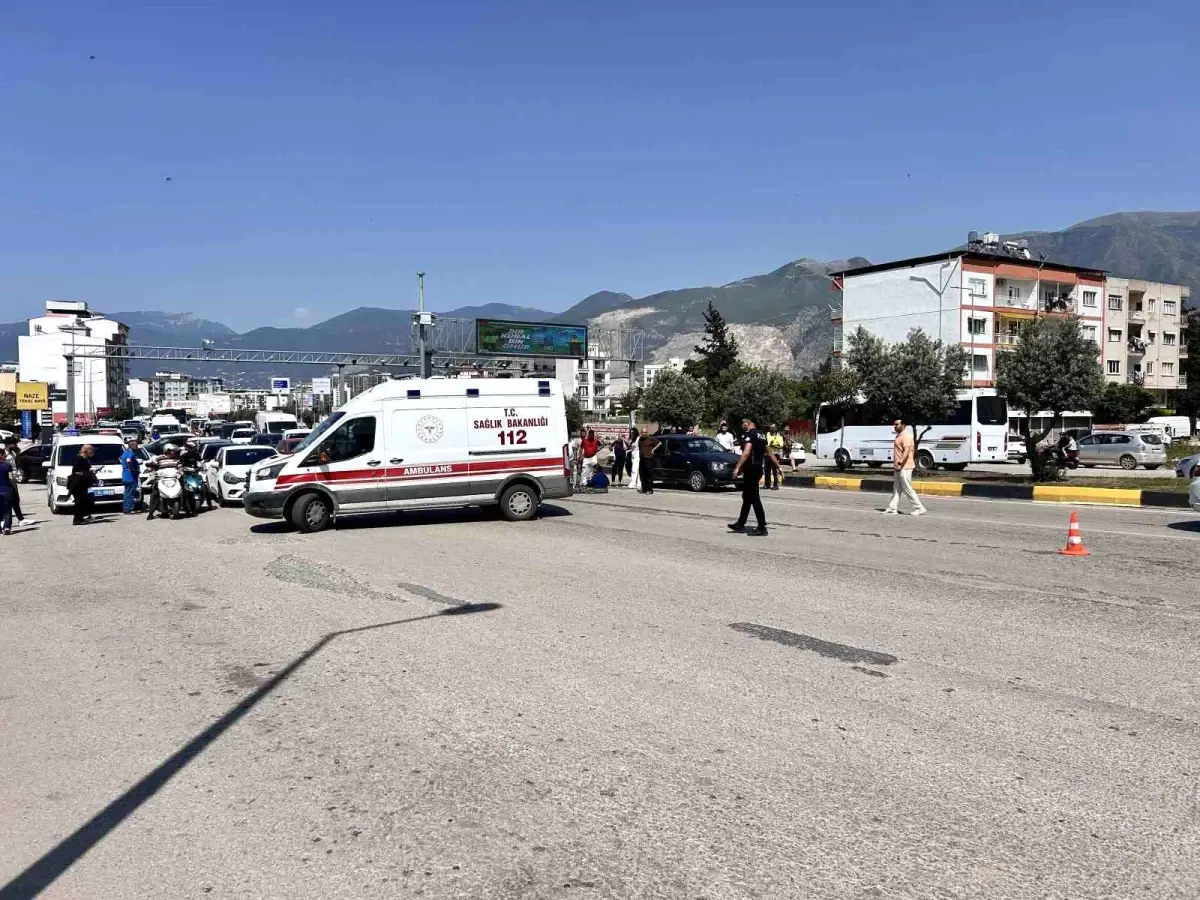 İskenderun'da Yaşlı Kadına Otomobil Çarptı