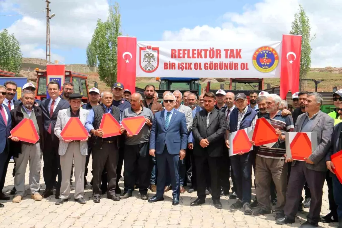 Sivas'ta Traktör Kazalarını Önlemek İçin Reflektör Dağıtımı