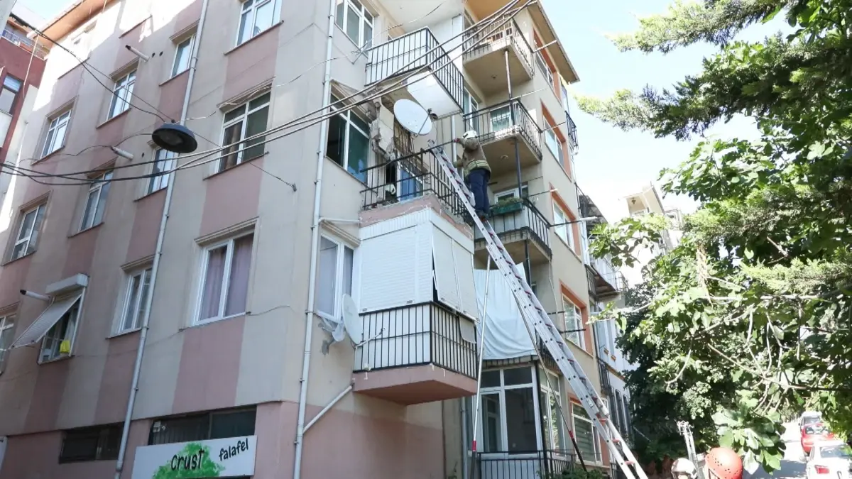 Kadıköy'de Balkonda Kısmi Çökme Meydana Geldi