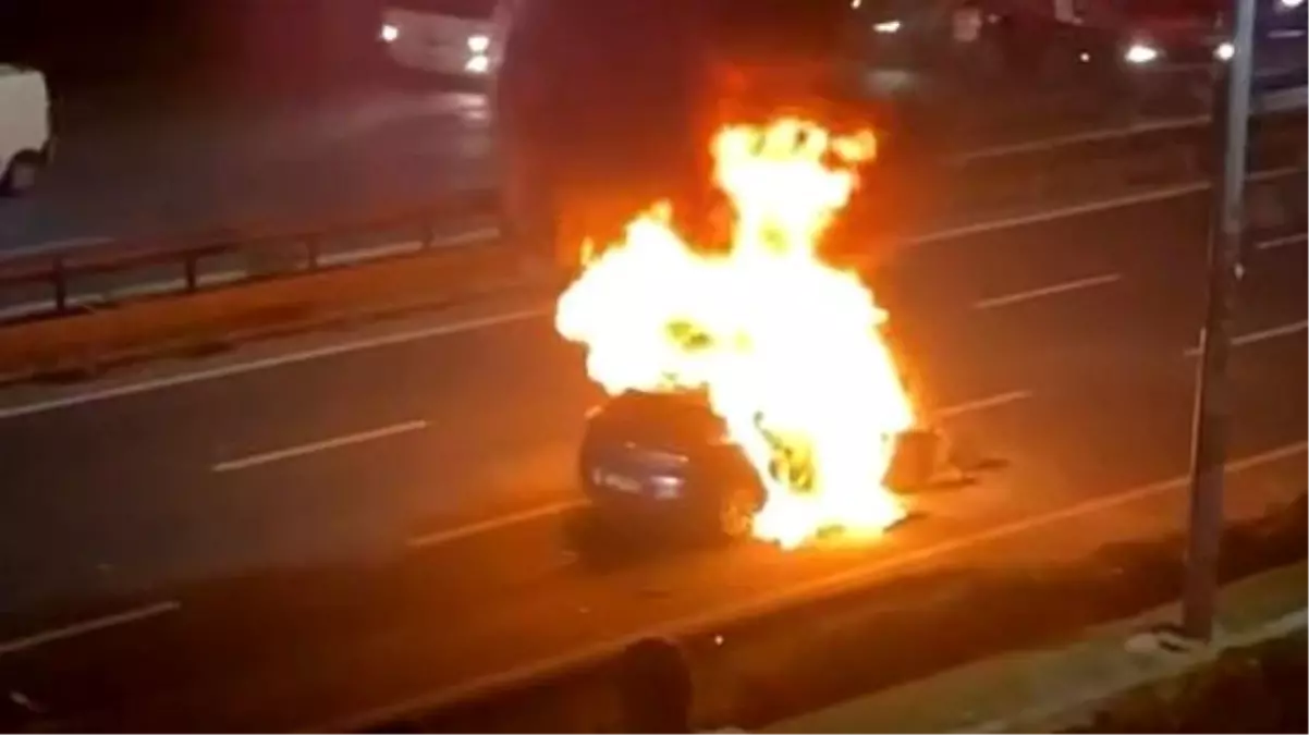 Kağıthane'de Bariyerlere Çarpan Araçta Yangın Çıktı