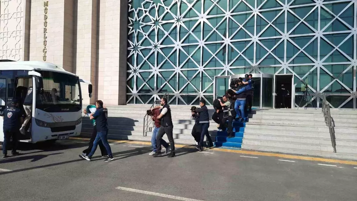 Sahte Fenomen Çetesi Çökertildi: Yüzlerce Kişiyi Dolandırdılar
