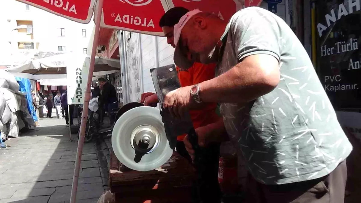 Kars'ta Kurban Bayramı İçin Bıçaklar Bileniyor