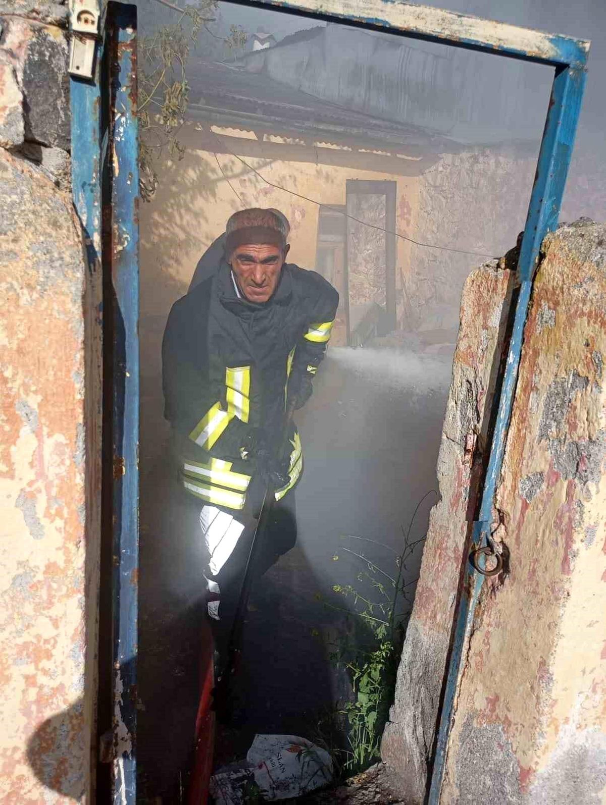 Kars'ta Çatı Yangını Büyümeden Söndürüldü