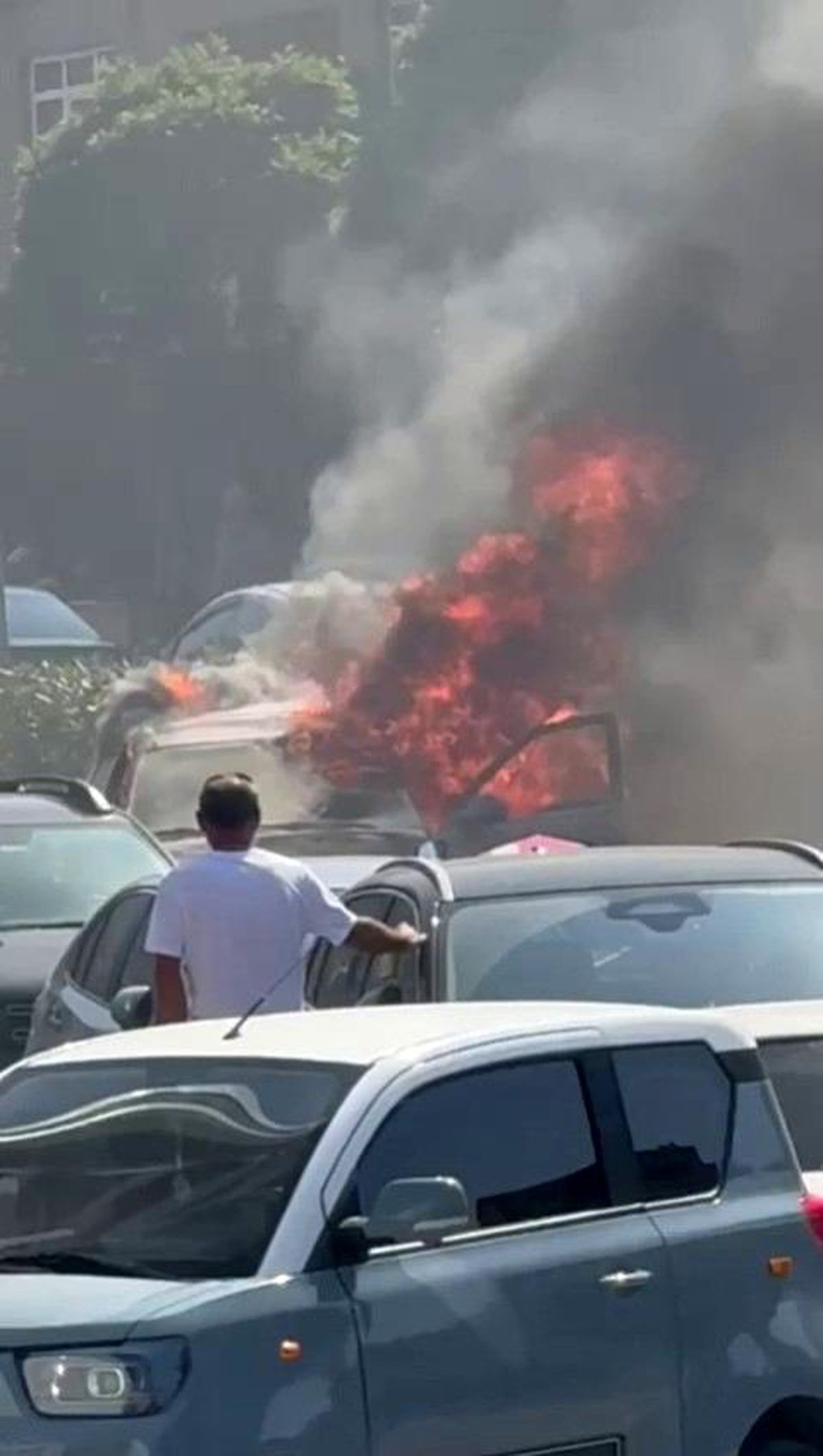 Kartal'da Seyir Halindeki Otomobilde Yangın Çıktı