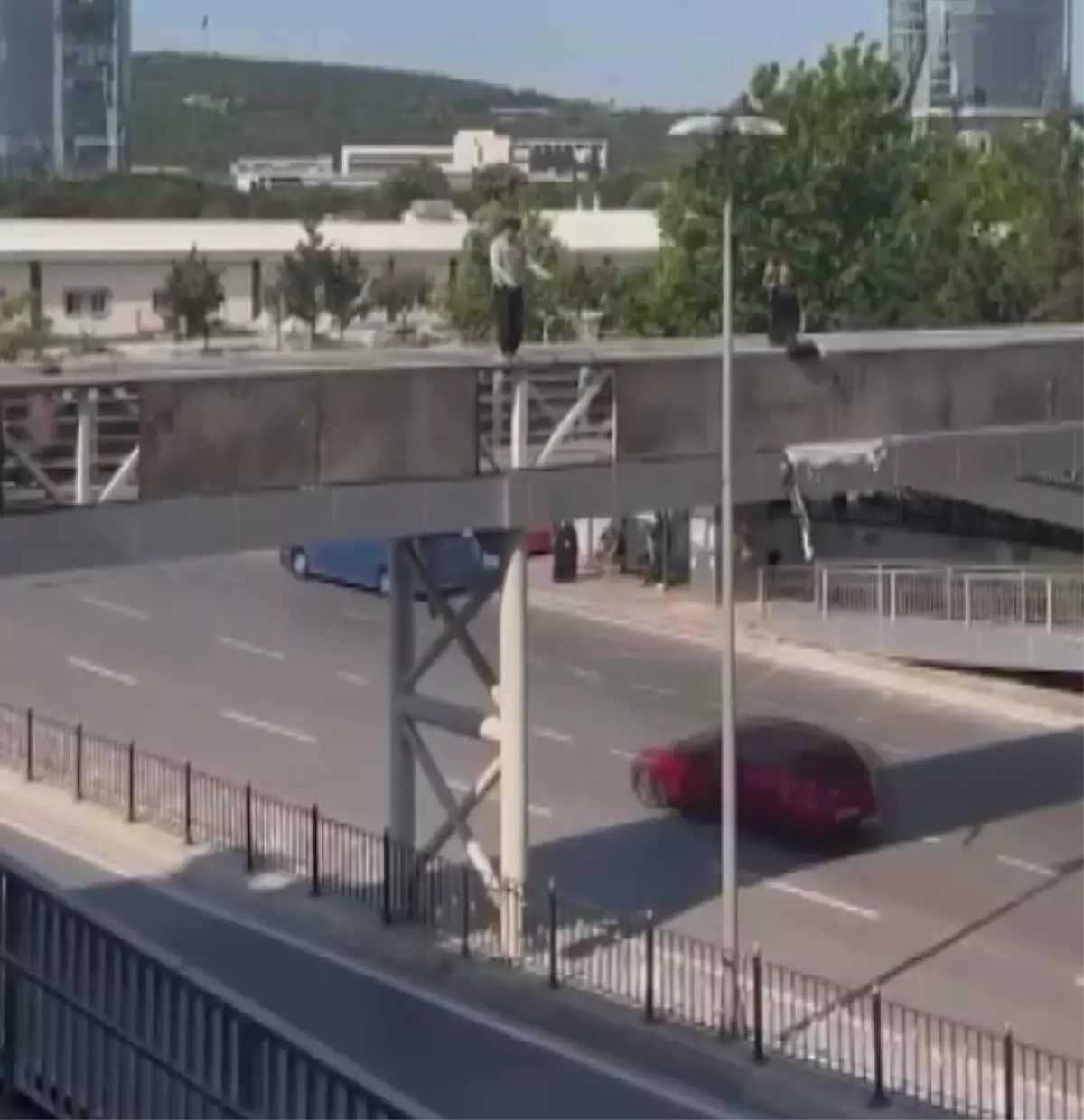 Kartal'da Üst Geçitten Elektrik Direğine Atlayan Genç Kazaya Sebep Oldu