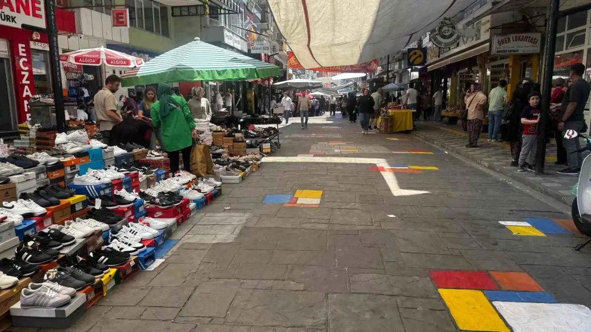 Zonguldak'ta Esnaflar Kurban Bayramı Öncesi Kaldırımlara Tezgah Açtı