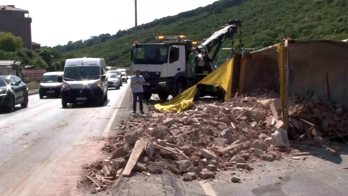 Maltepe'de Hafriyat Kamyonu Kazası: Yol Kapandı