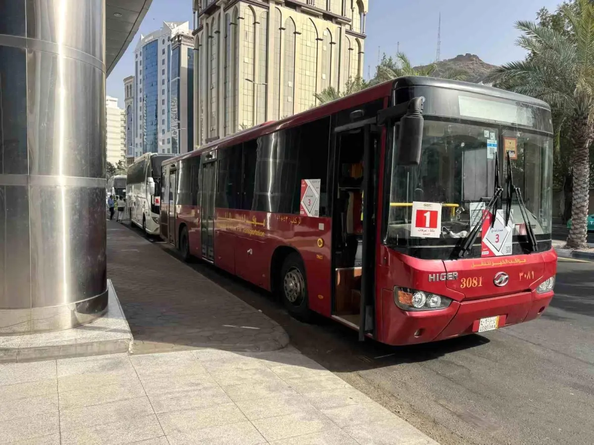 Hacı Adayları Arafat'a Taşınıyor