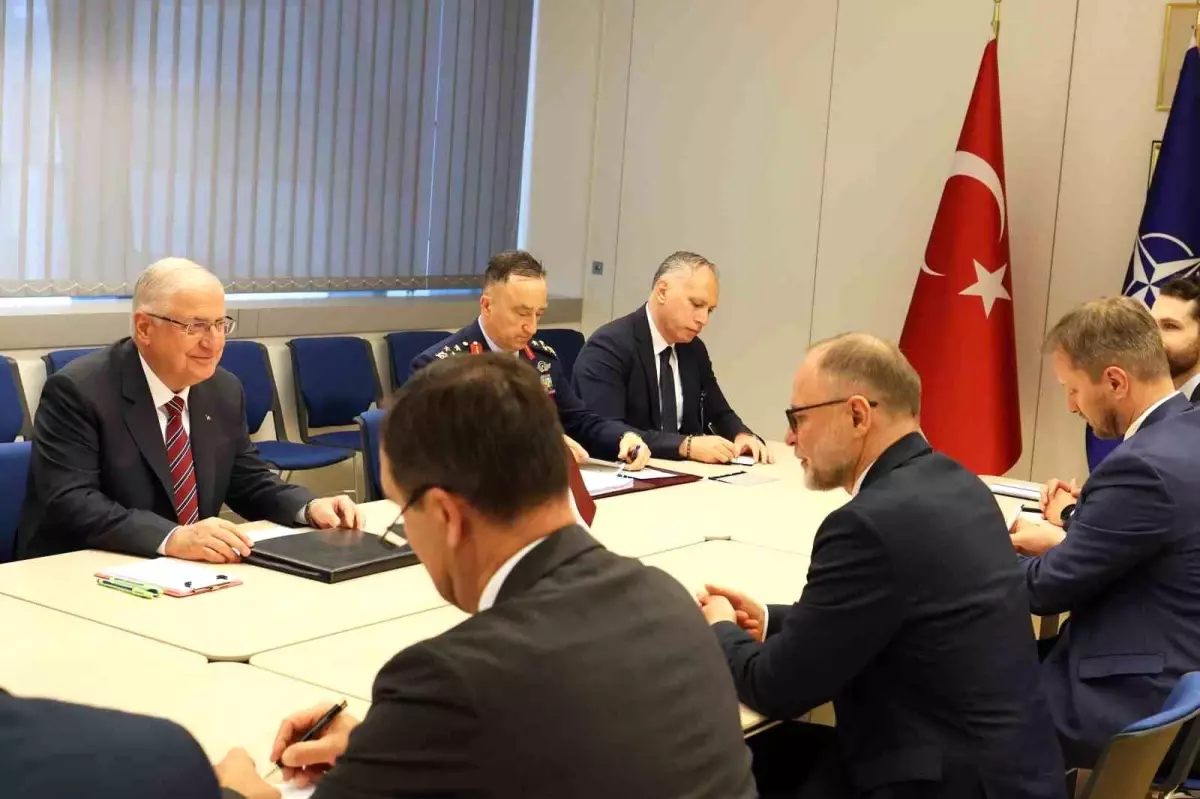 Milli Savunma Bakanı Yaşar Güler Brüksel'de Letonya Savunma Bakanı ile Görüştü