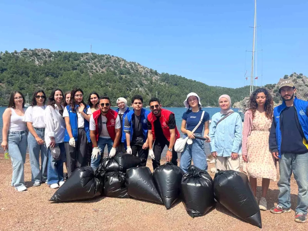 Marmaris'te Gönüllü Gençlerden Kıyı Temizliği
