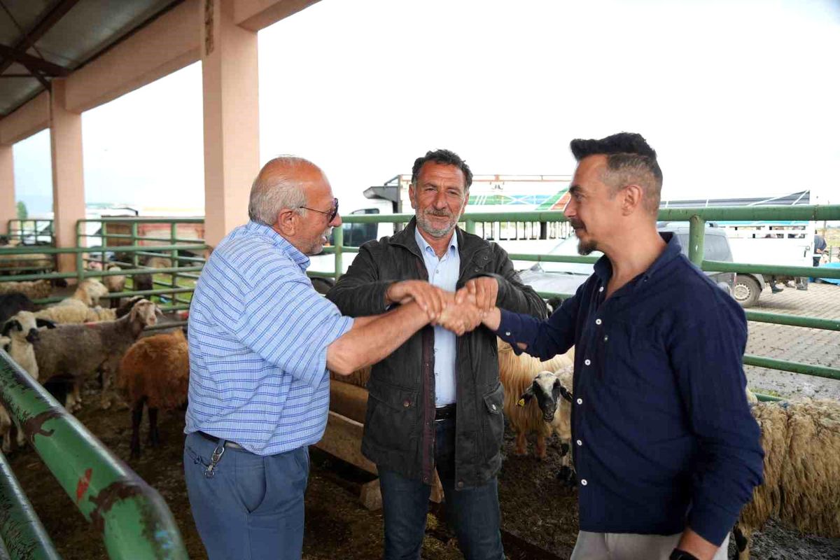 Muş'ta Kurban Pazarı Hareketli Geçiyor