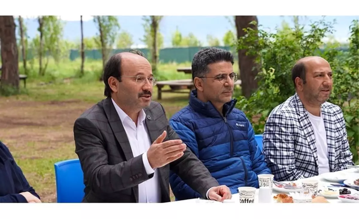 ETÜ Rektörü Çakmak, İdari Personelle Kahvaltıda Bir Araya Geldi