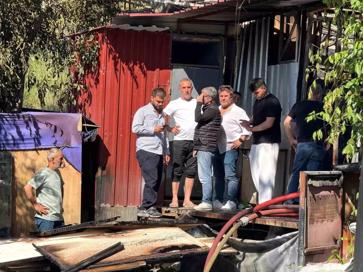 Sarıyer'de Mobilya İmalathanesinde Yangın Çıktı