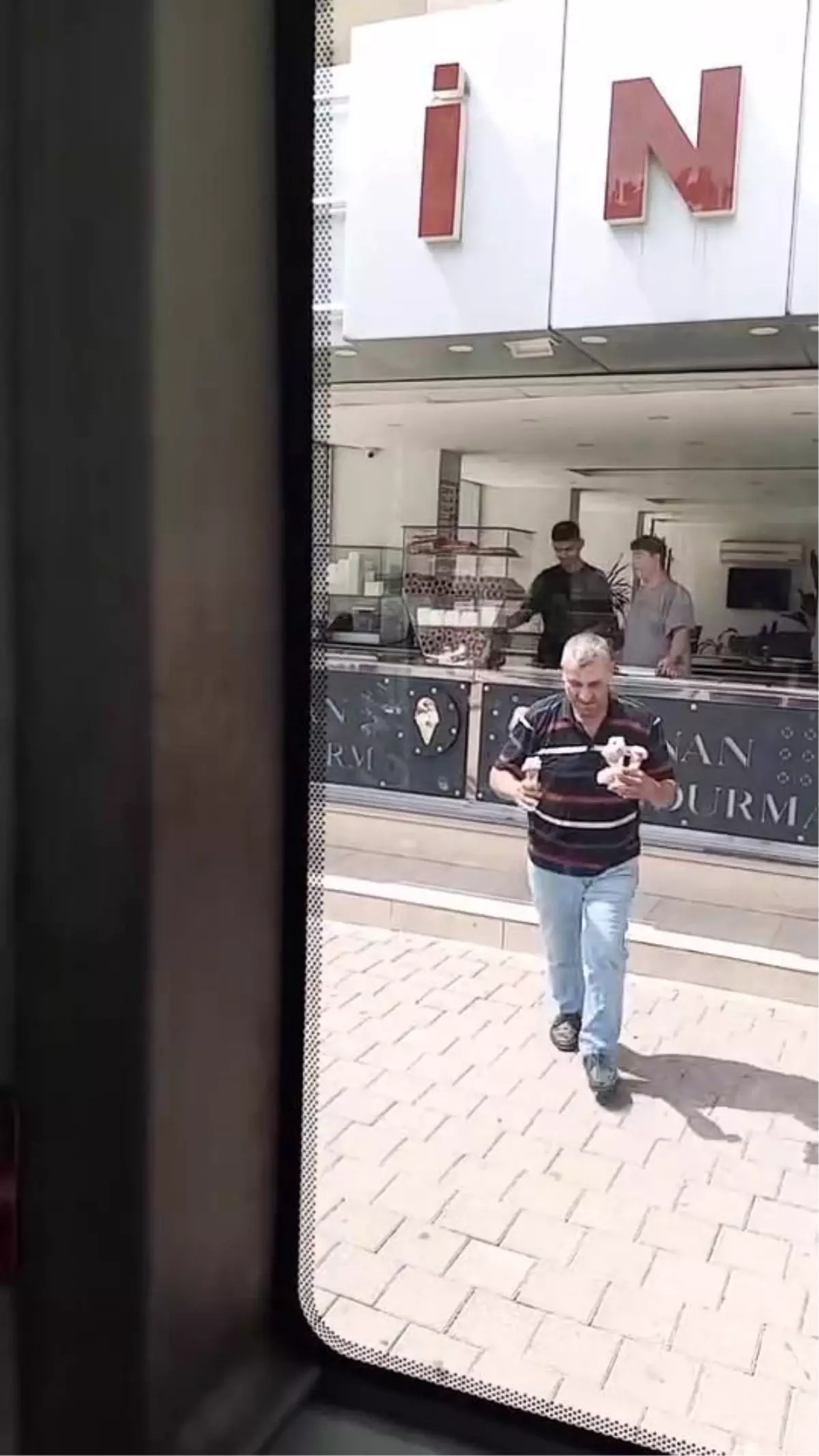 Adana'da Otobüs Şoförü, Sıcaktan Bunalan Çocuklara Dondurma İkram Etti